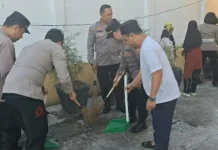 Polres Bitung Gelar Aksi Bersih-bersih Masjid di Bulan Ramadan