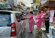 Polsek Wenang dan Bhayangkari Bagikan Takjil untuk Pengendara