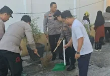 Polres Bitung Gelar Aksi Bersih-Bersih Masjid