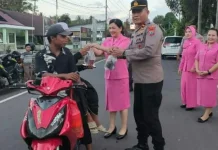 Polsek Likupang Bagikan Takjil Gratis kepada Pengguna Jalan