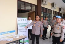 Kapolres Kotamobagu Awasi Langsung Pemeriksaan Urine Personel