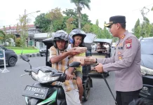 Kapolres Kotamobagu Bersama Bhayangkari Bagikan Takjil Kepada Pengguna Jalan