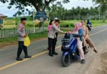 Polsek Nuangan Bagikan Puluhan Paket Takjil