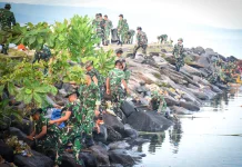 Prajurit Kodam  Merdeka Kembali Bersihkan Pesisir Pantai Karangria