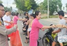 Polres Boltim Bagikan Takjil di Depan SPBU Tutuyan