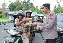 Kapolres Kotamobagu Turun Langsung Bagikan Takjil