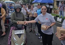 Ketua Dekranasda Kota Bitung Berbagi Takjil