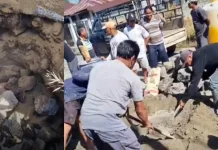 Warga dan Pemdes Kamanga Dua Tutup Lubang Misterius Sinkhole Secara Swadaya