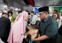Bupati Minahasa Safari Ramadhan di Pineleng, Serahkan Bantuan bagi Kaum Duafa