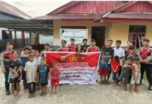 Personel Sat Samapta Polres Talaud Berbagi Kasih