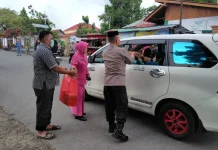 Polsek Kotamobagu Bersama Bhayangkari Bagi-bagi Takjil Kepada Masyarakat
