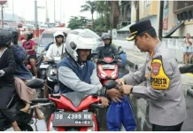 Kapolresta Manado Bagikan Takjil di Depan Mako