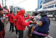 Bagi Takjil PDIP Manado