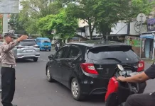 Jamin Kenyamanan Pengguna Jalan, Polsek Wanea Laksanakan Pengaturan Arus Lalin