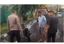 Polsek Tuminting Respons Cepat Kebakaran Motor di Kampung Islam