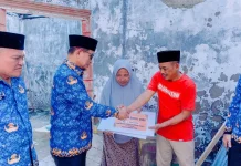 Bupati Lasena Serahkan Bantuan Kepada Korban Kebakaran di Desa Boroko Timur