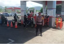 Bhabinkamtibmas Polsek Pineleng Lakukan Pengawasan Distribusi BBM di SPBU