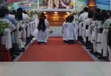 Umat Paroki Kaiwatu Ikuti Misa Kamis Putih Dengan Tidur