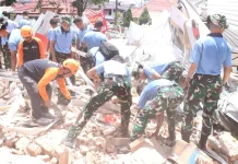 Gerak Cepat Personel Lanud Sam Ratulangi Bersihkan Puing Bangunan Gedung KONI