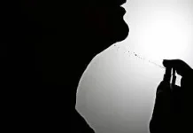 Menyemprot Parfum di Leher, Potensi Risiko bagi Kesehatan