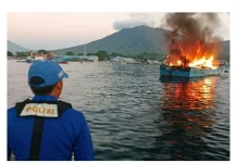 Reaksi Cepat Ditpolairud Polda Sulut Jinakkan Api di KM Maranatha 04