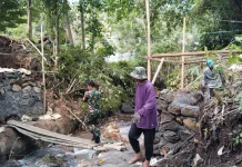 Babinsa Kodim 1302 Kawal Pembangunan Jembatan Wioi Dua, Progres Capai 45,35 Persen