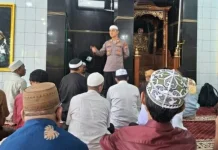Kapolsek Wenang Gelar Kultum dan Perkenalan di Masjid At Tijarah