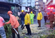 Pohon Tumbang di Mogolaing, Polsek Kotamobagu Bersama Warga Bersihkan Jalur Lalin