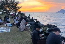 Lembar Senja: Membaca Jadi Menarik di Tepi Pantai Manado