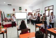 Kunjungi SDN Ampreng, Mendikdasmen Cek Pembelajaran Digital dan Infrastruktur