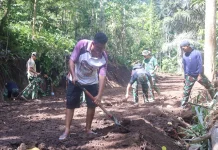 TMMD di Watuliney Berlanjut, TNI dan Warga Gotong Royong Buka Akses Jalan