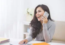 Mengapa Dianjurkan Mengangkat Telepon dengan Telinga Kiri?