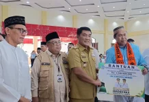 Gubernur Yulius Selvanus Lepas Jemaah Haji, Serahkan Tali Kasih Rp5 Juta per Orang