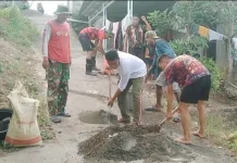 Kebersamaan TNI dan Warga Warnai Pembangunan RTLH di Watuliney