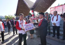 Hardiknas 2026 di Tondano, Pemkab Minahasa Serahkan Bonus Porprov