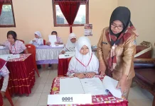 ASAJ SDN 72 Manado 11 Siswa Ujian Pakai Kertas Pensil di Ruang Kantor