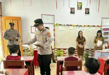 Kapolsek Lembean Timur Pantau Langsung Pembukaan Naskah Ujian SD di Desa Seretan