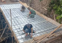 Progres 87 Persen, Babinsa Awasi Pembangunan Jembatan Garuda di Minahasa Tenggara
