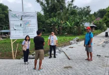 PLN Salurkan Bantuan TJSL Pembangunan Jalan Paving di Desa Tempang Dua Minahasa