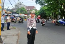 Polsek Malalayang Tertibkan Microlet di Pertigaan Terminal Malalayang
