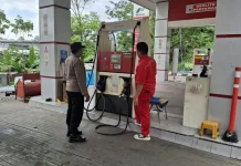 Personel Polsek Singkil Pantau dan Atur Antrean BBM di SPBU Kombos Timur