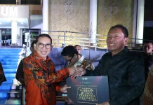 Diserahkan Menteri Kebudayaan, Bupati Wongkar Terima Penghargaan Apresiasi WBTb