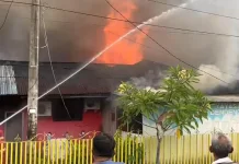 Damkar Manado Kerahkan Enam Unit Armada Padamkan Api di Dendengan dalam
