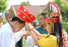 Tradisi Adat Mori Sambut Kedatangan Pastor Jack di Paroki Beteleme