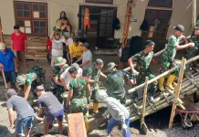 TNI dan Warga Gotong Royong Cor Ring Balok Gereja Katolik di Sonder