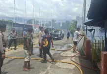 Polsek Tikala Amankan Lokasi Kebakaran Tiga Unit Rumah di Dendengan dalam