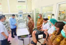 Didampingi Dirut RSUP Kandou, Bupati Minahasa Jenguk Bayi Terlantar