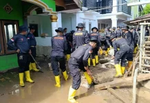 Brimob Polda Sulut Bantu Warga Bolmong Pulihkan Dampak Banjir Bandang