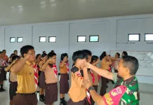 Babinsa Amurang Latih PBB dan Kepemimpinan Pramuka SMP Katolik Aquino