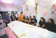 Bupati Minahasa Melayat ke Rumah Duka Queentania Makal di Langowan Barat